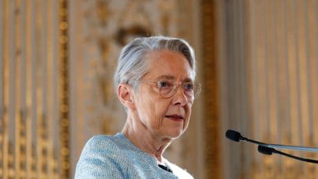 Elisabeth Borne souhaite augmenter le nombre de filles dans les études scientifiques