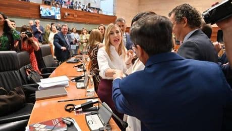 Primer cara a cara de Gallardo y Guardiola en la Asamblea : "Llega como aforado exprés tras colarse por la gatera"