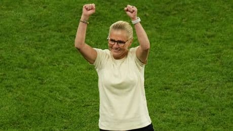 Wat een spektakel: Wisselwonder Sarina Wiegman ontsnapt met Engeland opnieuw aan uitschakeling en bereikt EK-finale