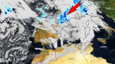 Aemet avisa de la dana que llega a España: cambio de tiempo en las próximas horas con 50 l/m2 de lluvia y tormentas en la playa