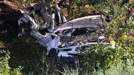 Tragödie am Bahnübergang - Zwei Männer tot! Zug erfasst Mercedes
