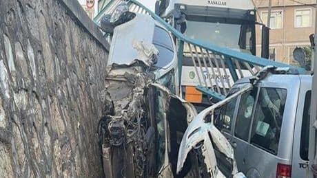 Kocaeli'de korkunç kaza! Otomobil istinat duvarından düştü asılı kaldı
