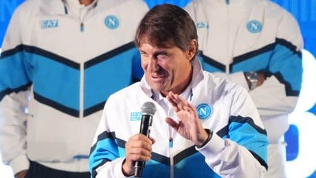 <p>Conte, poca festa Napoli sotto la pioggia: &quot;Acqua di buon augurio, umilt&agrave; e lavoro. Il resto cazz&hellip;&quot;</p>