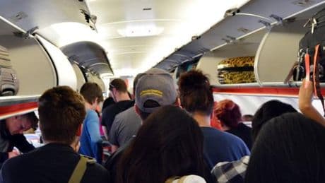 Dans le train, l’avion ou le métro, ce passager qui engorge les couloirs pour débarquer plus rapidement