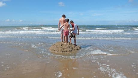 Spelen om te leven: Francis Alÿs laat zien dat het spel, die perfecte viering van vrijheid, bestaat bij de gratie van grenzen