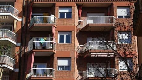 La Barcelona sin turistas, entre el alivio y la catástrofe: las historias de un bloque de vecinos