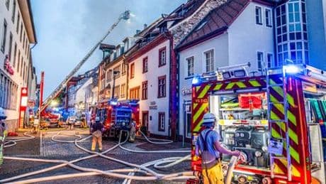 Großbrand in Villingen-Schwenningen: Mehrere Gebäude in der Altstadt in Flammen