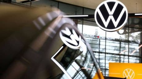 Volkswagen, crescita moderata ma l’elettrico accelera in Europa. Grazie a Tesla