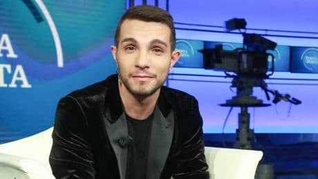 Salta il concerto di Marco Carta, il cantante ricoverato in ospedale: come sta