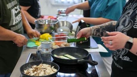 Übergewicht: Kalorienaufnahme entscheidender als Bewegungsmangel - neue Studie