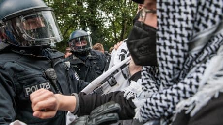 Krieg in Nahost: Berlin: Tumulte und verletzter Polizist bei propalästinensischer Demo