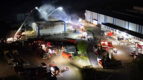 Brände: Halle auf Recyclinghof brennt - Großeinsatz der Feuerwehr