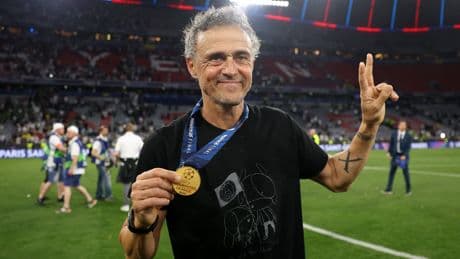 Luis Enrique celebra la Champions con el PSG con una camiseta en la que recuerda a su hija Xana