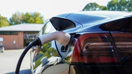 L’allarme di Elkann e De Meo: "Modificare la strategia Ue per le auto"