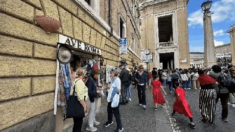 La euforia por León XIV se contagia a los pequeños comercios de Roma: se disparan sus ingresos por el boom de &#039;turistas papales&#039;
