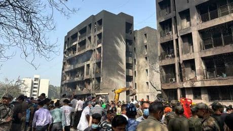 India, l'aereo precipitato ha colpito un dormitorio per studenti: «Edificio gremito durante la pausa pranzo». Si temono altre vittime