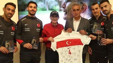 A Milli Takım oyuncularından Aziz Sancar'a ziyaret