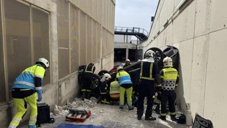 Una mujer cae con su coche desde una altura de 8 metros en un parking de Majadahonda: tardaron 3 horas en rescatarla