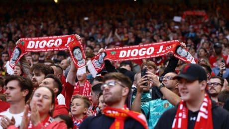 El homenaje a Diogo Jota en el primer partido del Liverpool en Anfield: una ofrenda floral y un respetuoso minuto de silencio