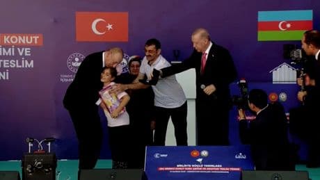Kahramanmaraş'ta Aliyev'e yoğun ilgi: Azerbaycan Mahallesi'nde konutlar hak sahiplerine teslim edildi