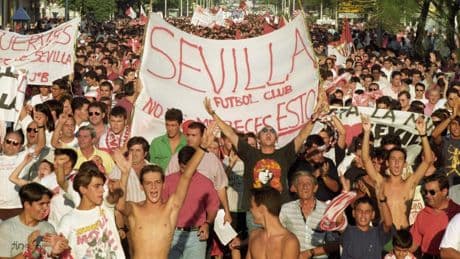 El caótico agosto de la crisis de los avales: descensos, protestas, dimisiones y una 'Liga de 22'