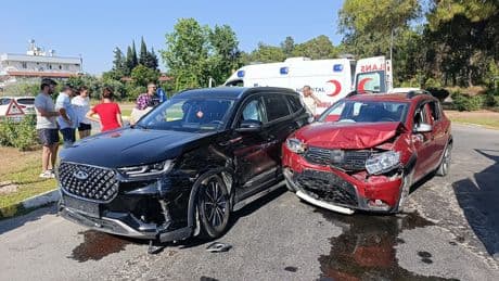 Antalya’da iki otomobil çarpıştı: 7 yaralı