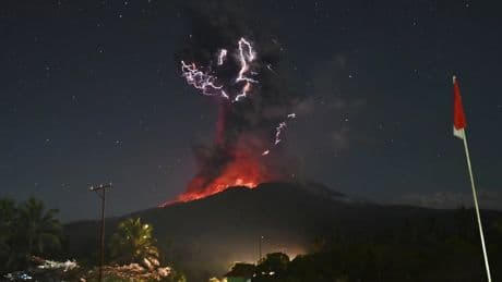Indonesische Urlaubsinsel: Vulkanausbruch mit Blitz-Wolke
