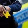 Mit geballten Fäusten: Im Ohr verbissen: Randalierer verletzt drei Polizisten