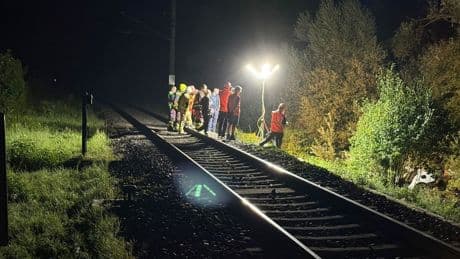 Unfall an Bahnübergang: Zug und Auto kollidieren: Zwei 23-Jährige sterben
