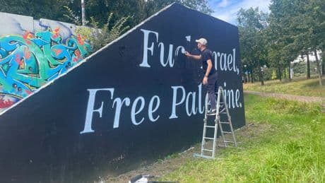 Graffitispuiter Niels dacht dat hij mocht protesteren tegen Israël – tot er opeens vier politiebusjes achter hem stonden