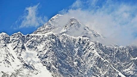 Ex-marinier bereikt ondanks ingrijpende operatie top Mount Everest na triatlon van 13.000 kilometer