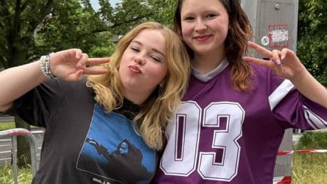 Ausverkaufte Konzerte in der Lanxess-Arena: Zwischen Merch und Hoffnung – Fans von Billie Eilish warten in Köln