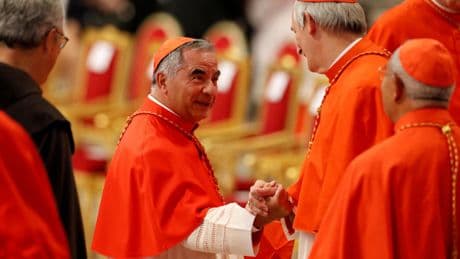 Pourquoi le cardinal Becciu s’est retiré de sa participation au conclave
