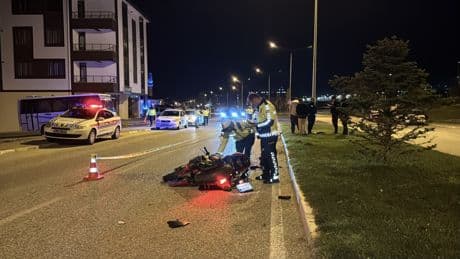 Refüje çarpan motosikletli feci şekilde can verdi