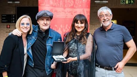 Amaral recibe la Púa del Oro del Guitar BCN antes de su concierto en Barcelona
