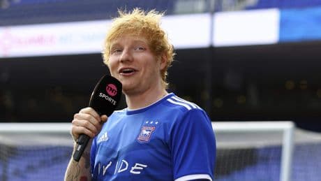Fans Ipswich Town bespotten mede-eigenaar Ed Sheeran na claimen rugnummer: ’Het wordt nu zielig’