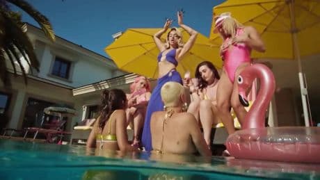 De Lola Lolita a La Zowi: Lola Índigo le pone el bikini a sus amigas para anunciar su canción