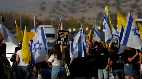 Israël: des manifestants tentent d'accentuer la pression sur Netanyahu pour un accord à Gaza avant une réunion gouvernementale