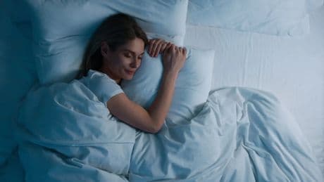 Ni ventilador, ni ducha: el ingenioso truco para dormir fresco en verano durante estas noches de calor