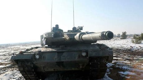 Nato, i punti deboli in caso di attacco russo: strade non adatte a spostare i carri armati. L'allarme del commissario ai Trasporti