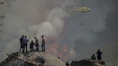 Los incendios siguen dando la batalla: dos militares heridos en Orense y se reavivan los fuegos en Vigo y León