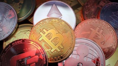 El último cigarrillo del gran estafador: roba 13M en 'cripto', se esconde durante 5 años y cae por tirar una colilla al suelo