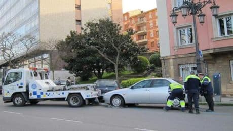 Detenido un joven por cuadruplicar la tasa de alcoholemia, evitar que la grúa se llevara su coche y agredir a los policías