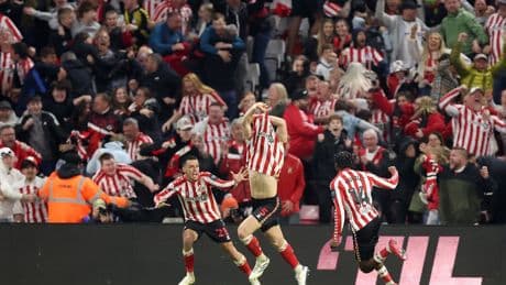 Sunderland snatch Championship play-off final spot with last-gasp header