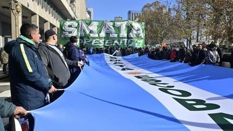 "Vamos a volver", promete Cristina Kirchner a través de un llamado telefónico a una multitud que reclamó en las calles su libertad