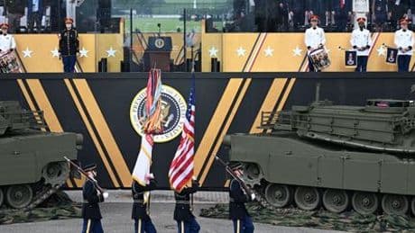 Parade in Washington: Präsident Donald Trump lässt die Armee im Nieselregen marschieren