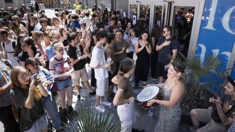Alumnos del Conservatori del Liceu se concentran a las puertas del centro para exigir la "suspensión inmediata" del profesor acusado de tocamientos