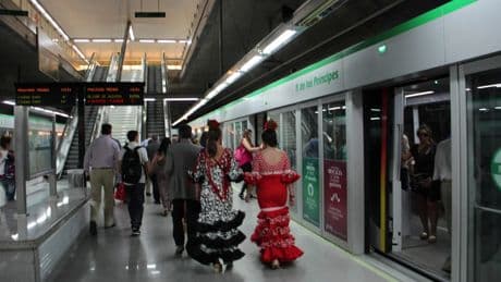 Puente tramita las ayudas al transporte para las CCAA, olvida la tensión con Madrid y Andalucía insiste en bonos gratis hasta los 14