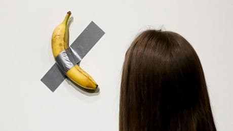 La banane scotchée de Maurizio Cattelan, estimée à plusieurs millions d’euros, une nouvelle fois croquée