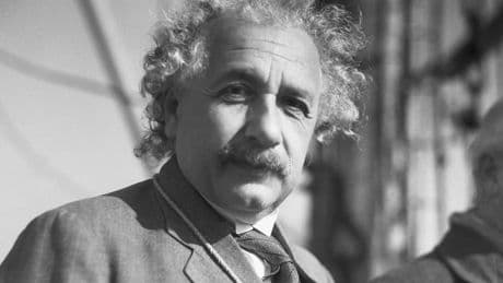 Subastan un violín que perteneció a Einstein y que el genio trató de ocultar a los nazis: su precio de salida